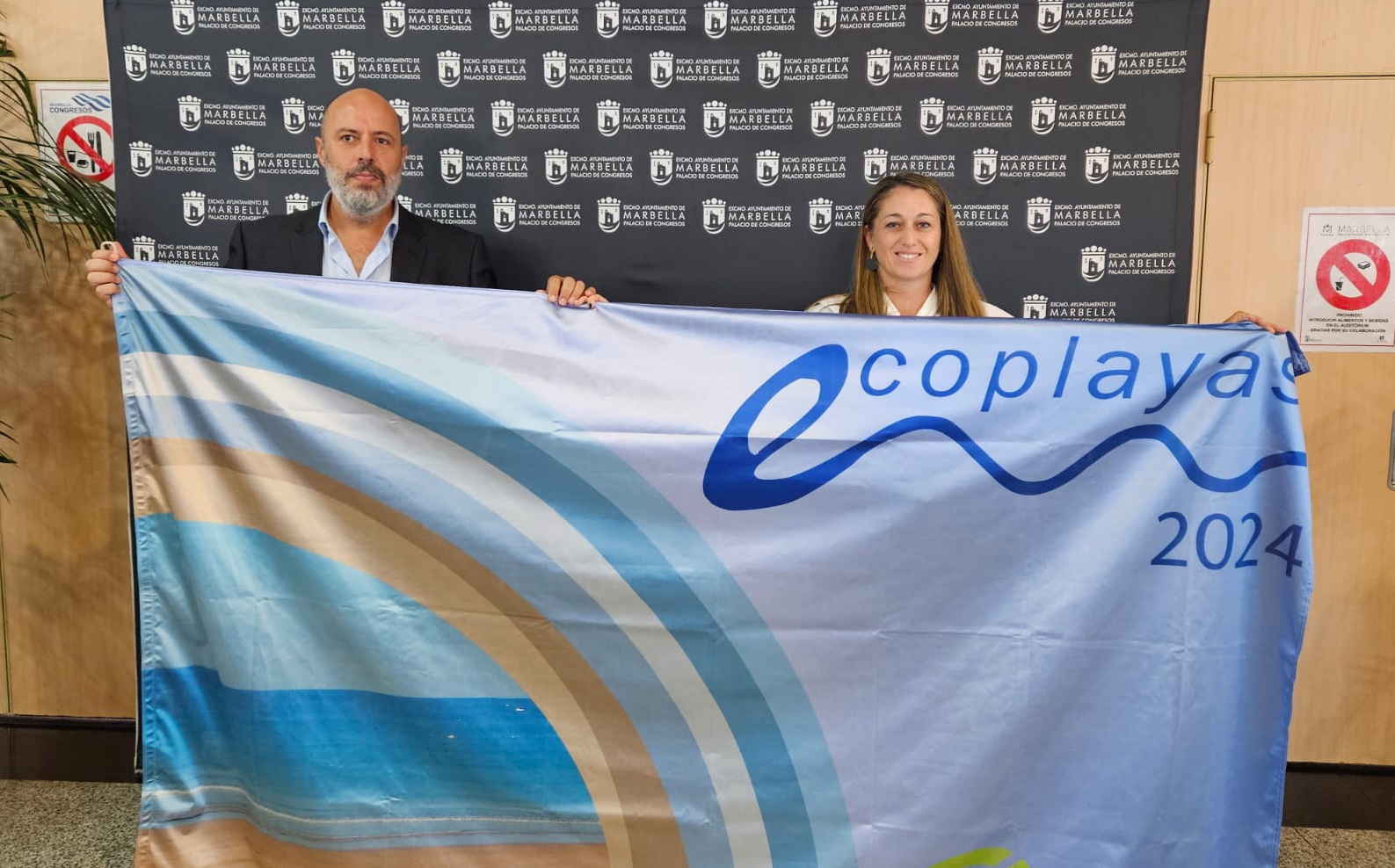 La playa Puerta del Mar de Almuñécar galardonada con la bandera de Ecoplayas